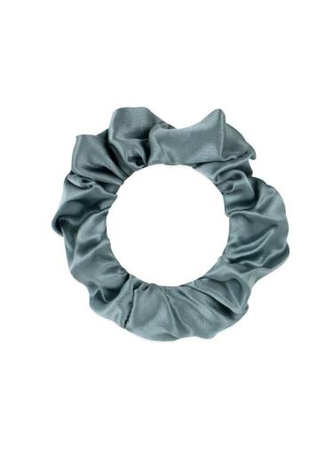 Siden Selma Fyllig sidenscrunchie SMARAGDGR&Ouml;N - almaofsweden.se