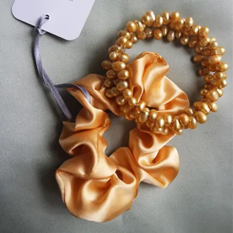 Siden Selma Fyllig sidenscrunchie LEJONGULD - almaofsweden.se