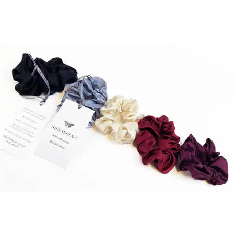 Siden Selma Fyllig sidenscrunchie VINR&Ouml;D (nr 2 fr&aring;n h&ouml;ger) - almaofsweden.se